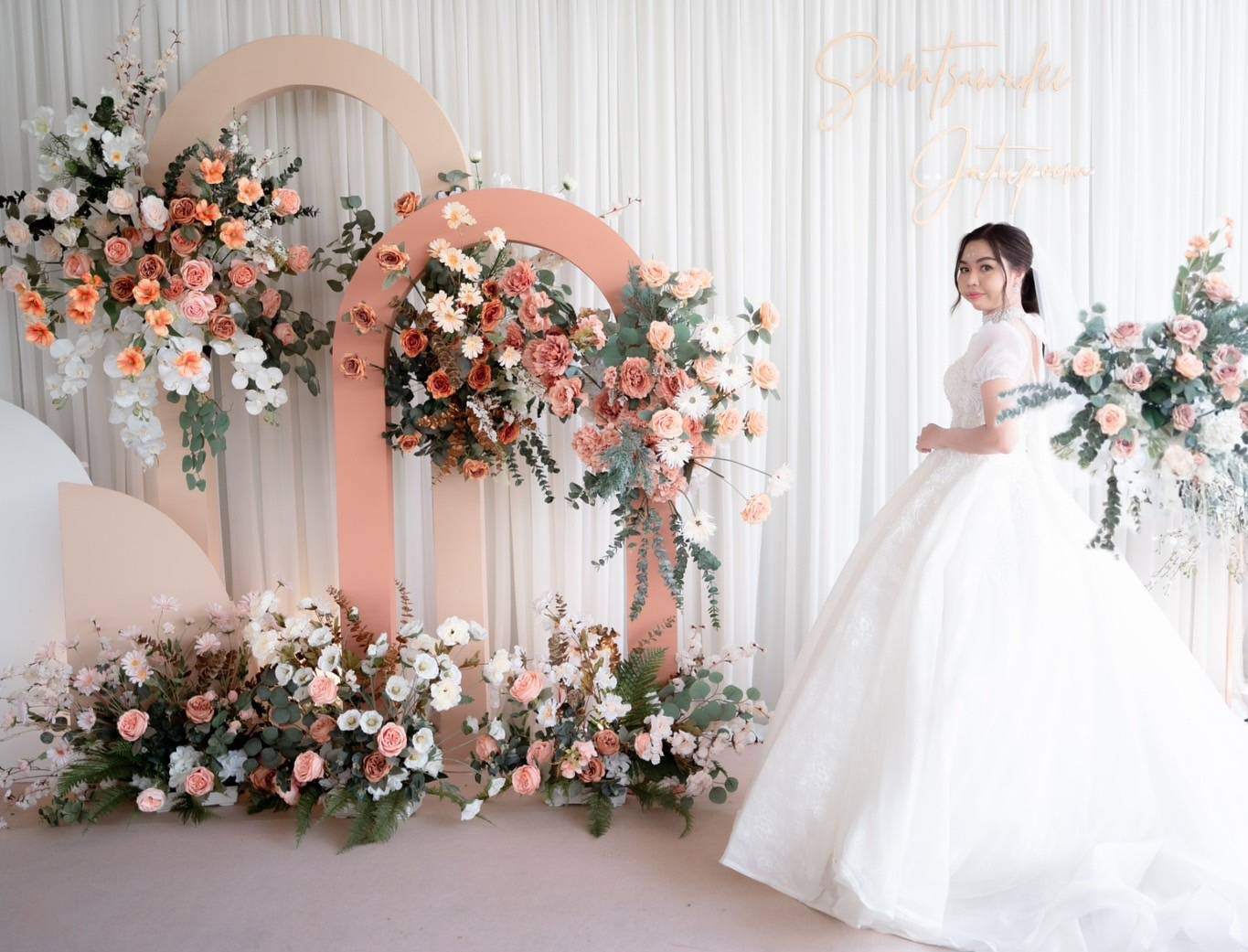 เจ้าสาวกับฉากดอกไม้