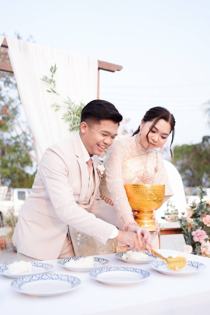 เจ้าบ่าวเจ้าสาวตักบาตรร่วมกัน