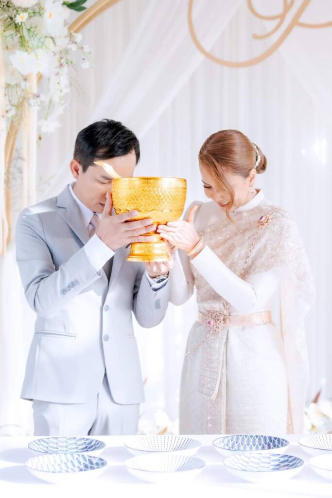 เจ้าบ่าวเจ้าสาวยกขันตักบาตรขึ้นจบ