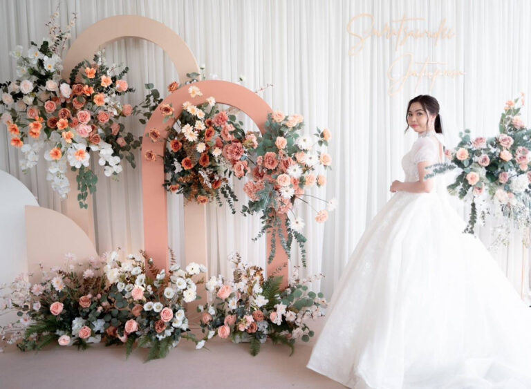 เจ้าสาวในชุดขาวกับฉากดอกไม้