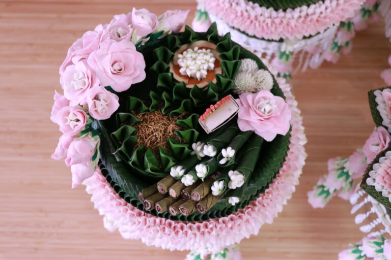 พานเชิญขันหมากใบตองดอกไม้สีชมพู