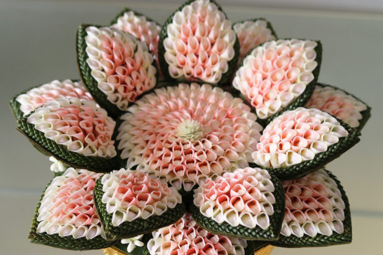 พานแหวนหมั้นสีชมพูขาว