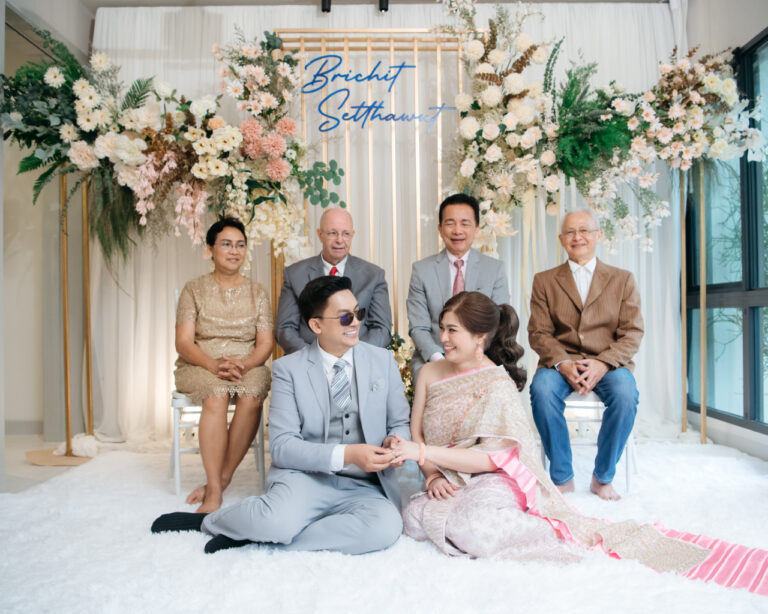 บ่าวสาวสวมแหวนหมั้น