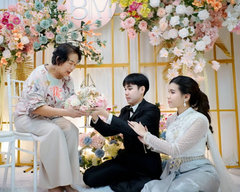บ่าวสาวรับไหว้ผู้ใหญ่
