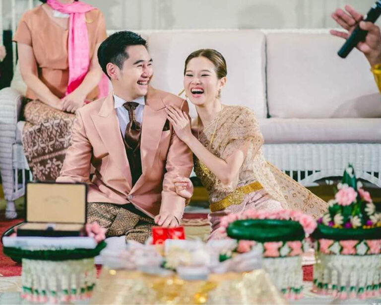เจ้าบ่าวเจ้าสาวหัวเราะกันในพิธีขันหมาก
