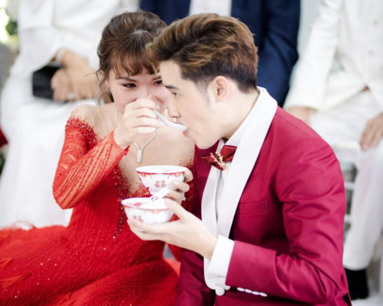 เจ้าสาวป้อนขนมบัวลอยให้เจ้าบ่าว