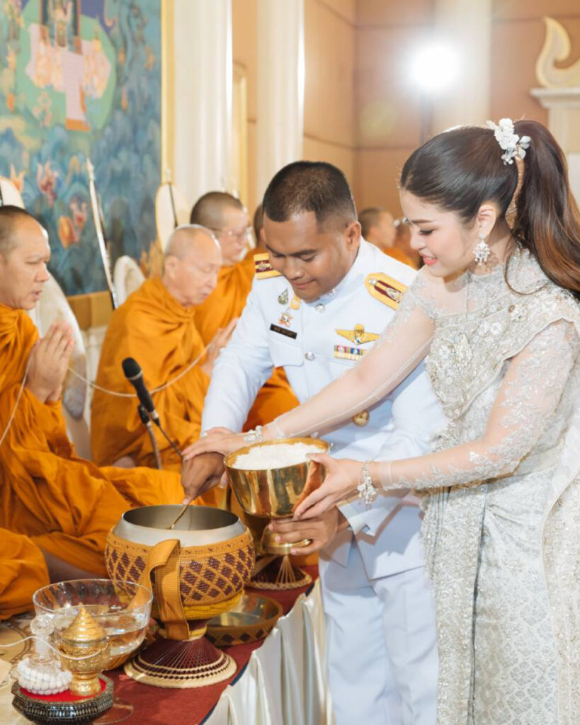 ตักบาตรร่วมขัน