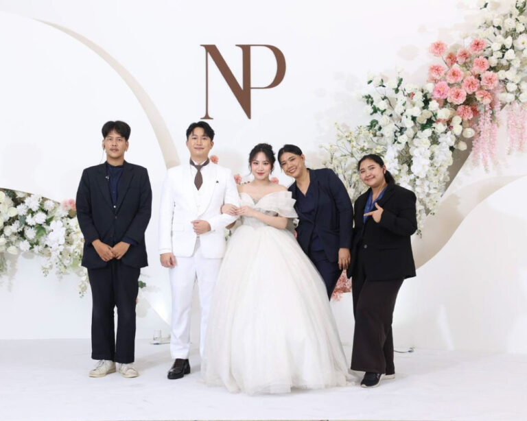 ทีมรันคิวถ่ายรูปกับเจ้าบ่าวเจ้าสาว