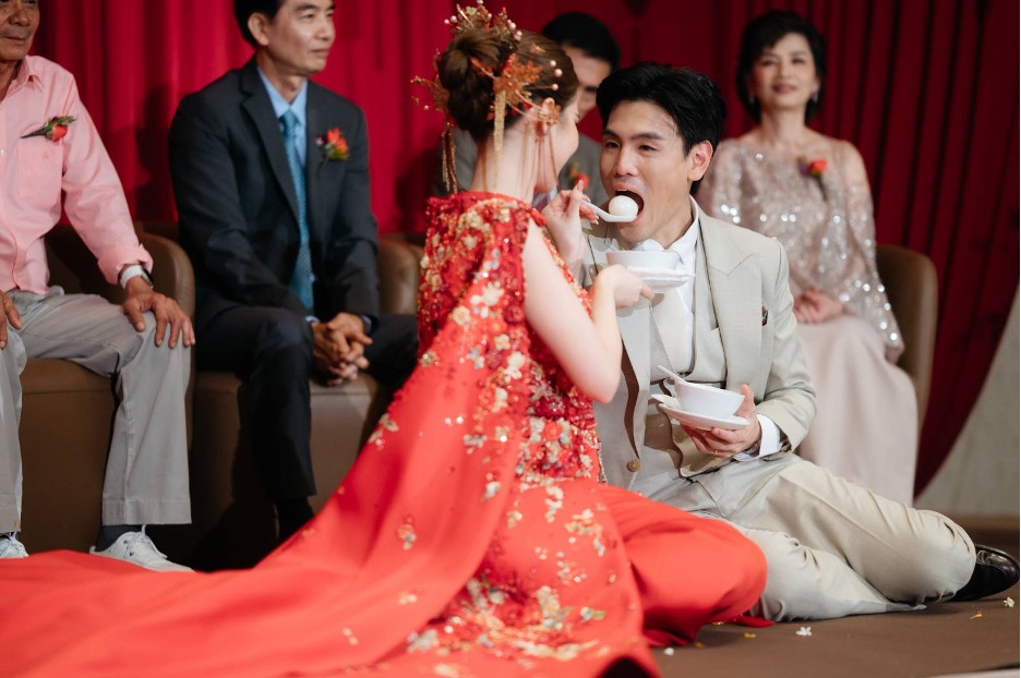 เจ้าสาวป้อนขนมบัวลอย,ทานขนมบัวลอย