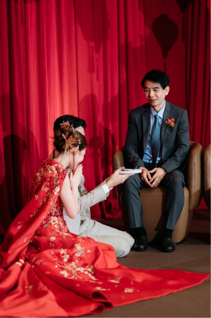 เจ้าบ่าวเจ้าสาวยกน้ำชาให้ญาติผู้ใหญ่ใน,พิธียกน้ำชา